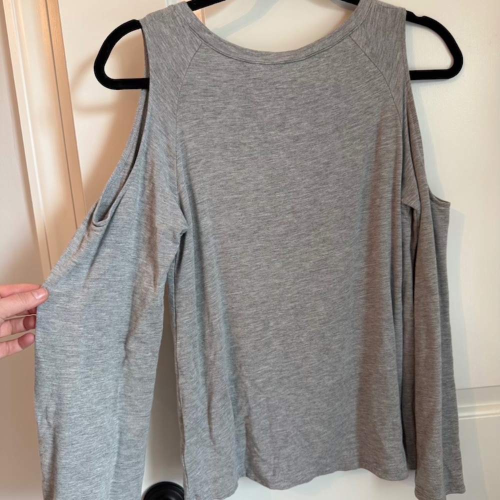 BB Dakota Gray Long Sleeved Cold Shoulder Top Small great condition
